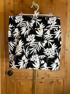 S. C. & Co Black & White Floral Pencil Skort- Women Size XL